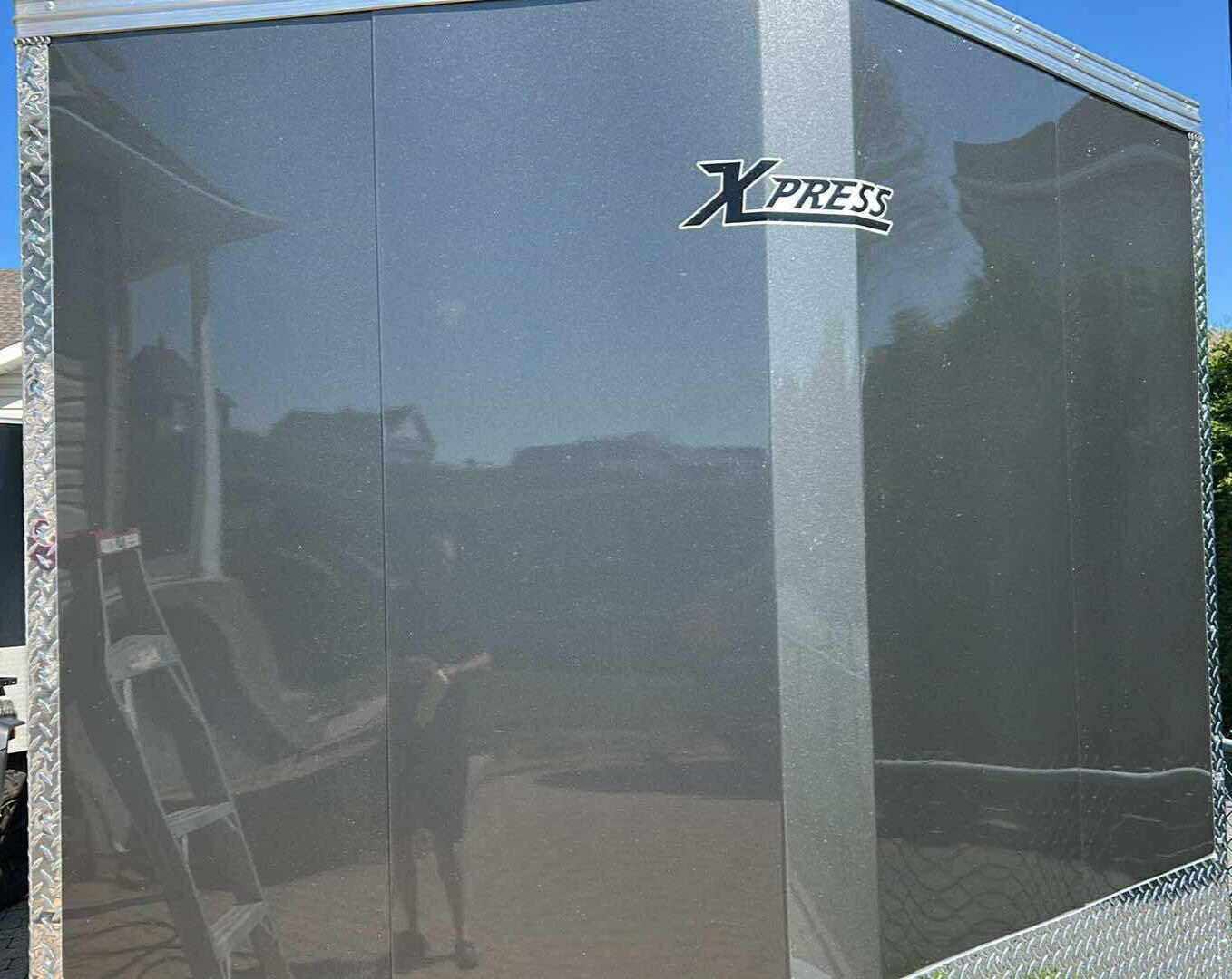 Chez nous, on applique du pare-pierres sur tous supports : voitures, VTT, trailers, motoneiges, bateaux et tout autre projet. Protection durable contre impacts et éléments, avec un fini premium.