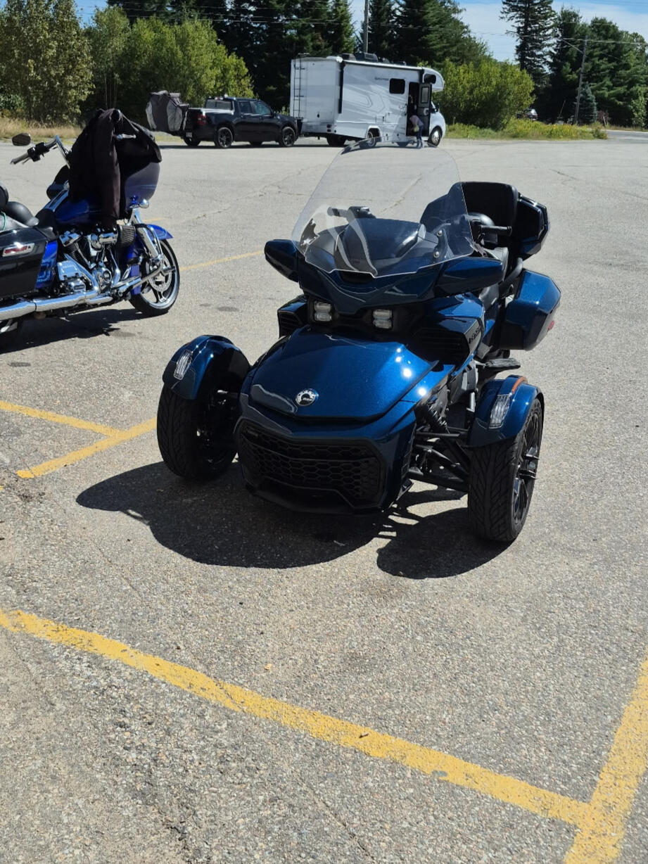 Spyder : protection sur mesure des zones de frottement du réservoir et des côtés, réalisée pièce par pièce